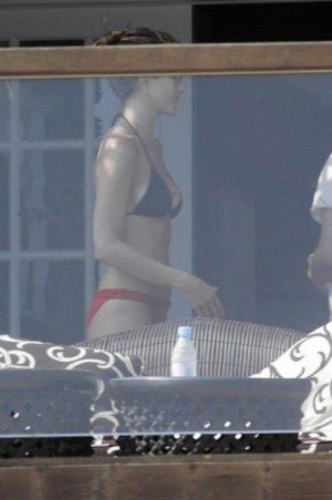 Jennifer_Aniston_in_bikini_at_her_home_in_Hollywood_12-14-2005__2_.jpg