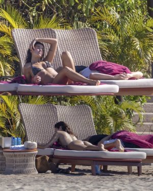 SÓ NA FARRA! Dua Lipa e Callum Turner aproveitaram mais um dia de praia no México. #dualipa #cal.jpg