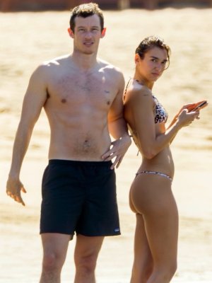 META! Namore alguém que te passe protetor solar assim como o Callum Turner passa na Dua Lipa. ...jpg