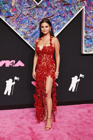 red-hawt-selena-v0-v8ay7o11qz9g1.jpeg