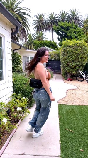 Bella Thorne - Pokies 8.jpg