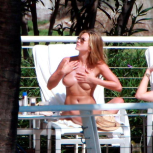 celeb-city_org_Jennfer_Aniston_at_her_hotel_in_Miami_Beach_03 fake.png