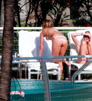 celeb-city_org_Jennfer_Aniston_at_her_hotel_in_Miami_Beach_10.jpg