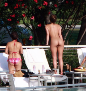 celeb-city_org_Jennfer_Aniston_at_her_hotel_in_Miami_Beach_56 fake.png