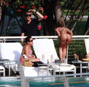 celeb-city_org_Jennfer_Aniston_at_her_hotel_in_Miami_Beach_60 fake.png