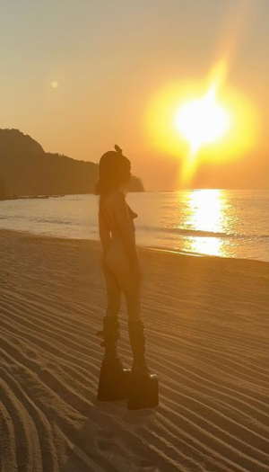 Kate Beckinsale in white shorts 5 fake.png