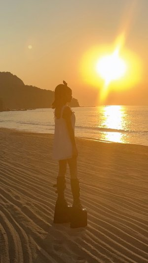 Kate Beckinsale in white shorts 5.jpg