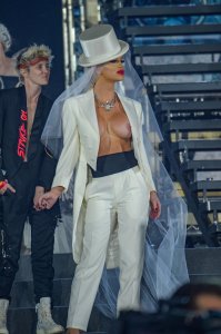 Gigi Gorgeous Topless - TheFappeningBlog.com 2.jpg