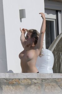 Ellie Hemmings Topless - TheFappeningBlog.com 7.jpg