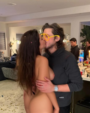 Bella Thorne 803756681386424371_9721868__2_ fake.png