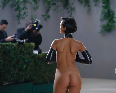 Taylor_Russell_-_Academy_Museum_Gala_in_Los_Angeles_10_15_2022__4_ fake.png