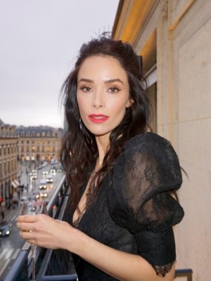 Abigail Spencer - cleavage in black dress ME19CGDU_o.jpg