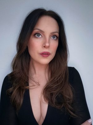 Elizabeth Gillies - showing some cleavage 612508582.jpg