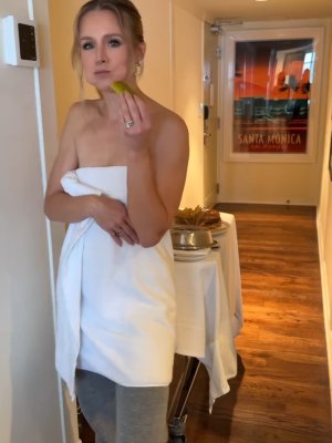 Kristen Bell - in a towel__3__1_.jpg