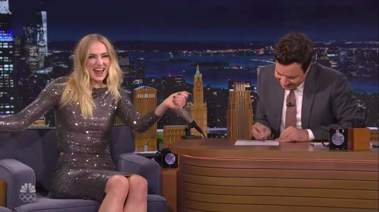 Sophie Turner - Fallon ME19V6GV_o.jpg