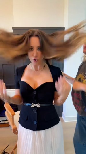 Kaley Cuoco - Cleavage in black short-sleeve blazer 5.jpg