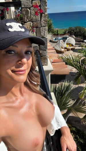 Eva LaRue - bikini top and hat ME19ZGF0_o fake.png