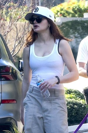 Joey King - Out for a walk with friends in Los Angeles January 24, 2026J__2_.jpg