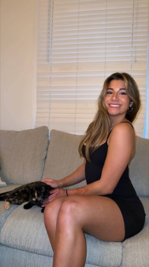 Mikayla Campinos (6).jpg