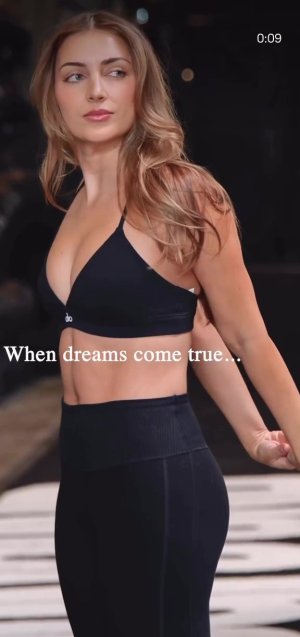 Emelia Hartford (76).jpg Emelia Hartford (76).jpg