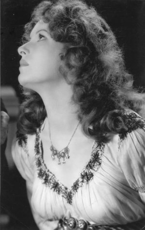 Maureen Ohara The Hunchback Of Notre Dame 05.jpg