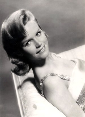 Lee Remick  -njyyap0nV71qf826yo1.jpg