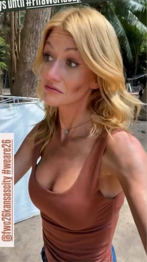 Katherine McNamara - Cleavage Dfheun6A_o.jpg