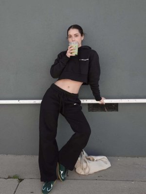 Adelaide Kane - In a Black Workout Clothes AXvnKlqq_o.jpg