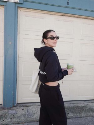 Adelaide Kane - In a Black Workout Clothes iPl6xE38_o.jpg