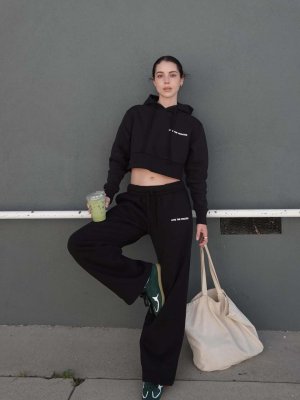 Adelaide Kane - In a Black Workout Clothes pFiHRByP_o.jpg