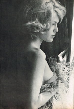 Suzanna Leigh (15).jpg