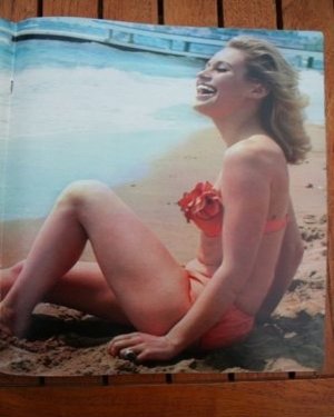 Suzanna Leigh (27).jpg