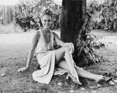 Suzanna Leigh (30).jpg