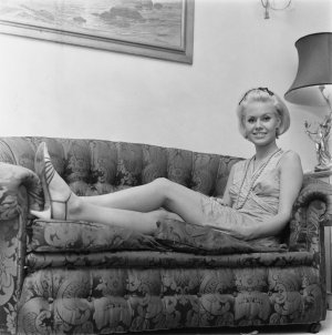 Suzanna Leigh (33).jpg