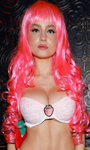 Leni close pink black back.png