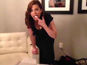 hayley-atwell-agent-carter-jimmy-kimmel-dressing-room-cupcakes.jpeg