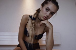 Delilah Belle Hamlin Sexy - TheFappeningBlog.com 88.jpg