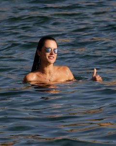 Alessandra Ambrosio - TheFappeningBlog.com 5.jpg