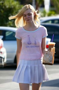 Elle-Fanning-Braless-2.jpg