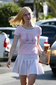 Elle-Fanning-Braless-1.jpg