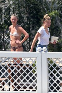 Amber-Heard-in-a-Bikini-16.jpg