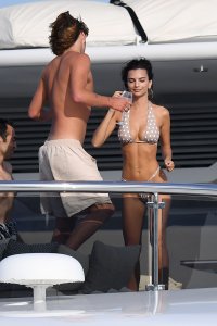 Emily Ratajkowski Sexy Paps - TheFappeningBlog.com 3.jpg