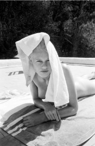 Becca Hiller Nude - TheFappeningBlog.com 7.jpg