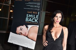 Sarah-Silverman-Cleavage-21.jpg