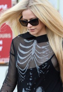 Avril-Lavigne-Nipple-Slip-2.jpg