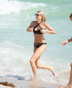 Lena-Gercke-in-a-Bikini-15.jpg
