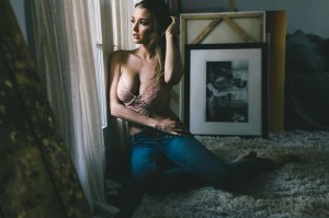 Alyssa-Arce-Sexy-Topless-29.jpg