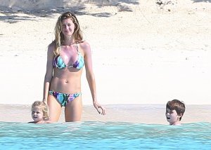 Gisele-Bundchen-Bikini-24.jpg