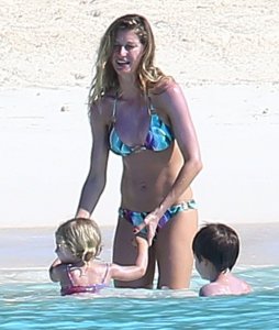 Gisele-Bundchen-Bikini-29.jpg