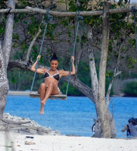 Kim and Kourtney Kardashian Sexy - TheFappeningBlog.com 12.jpg